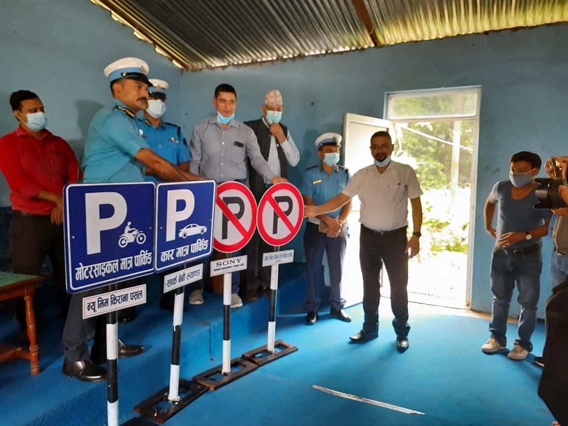 बुटवलमा ट्राफिक व्यवस्थापनका लागि संघ संस्थाहरुद्वारा संकेत वोर्ड प्रदान